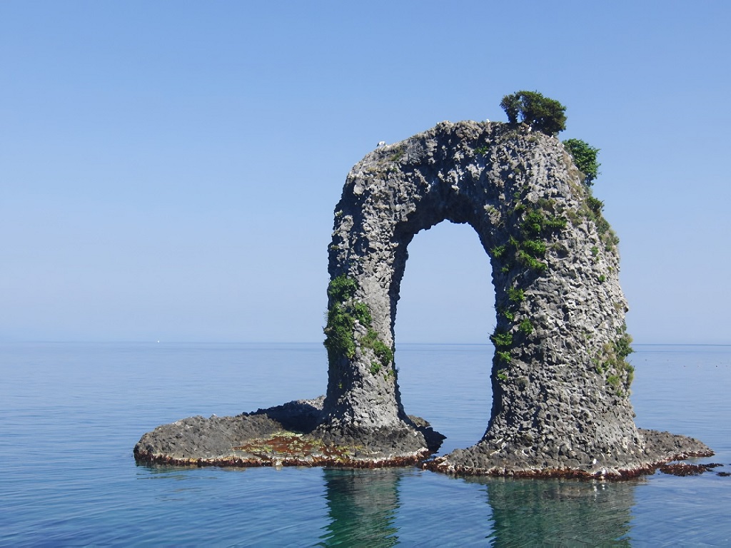 鍋釣岩